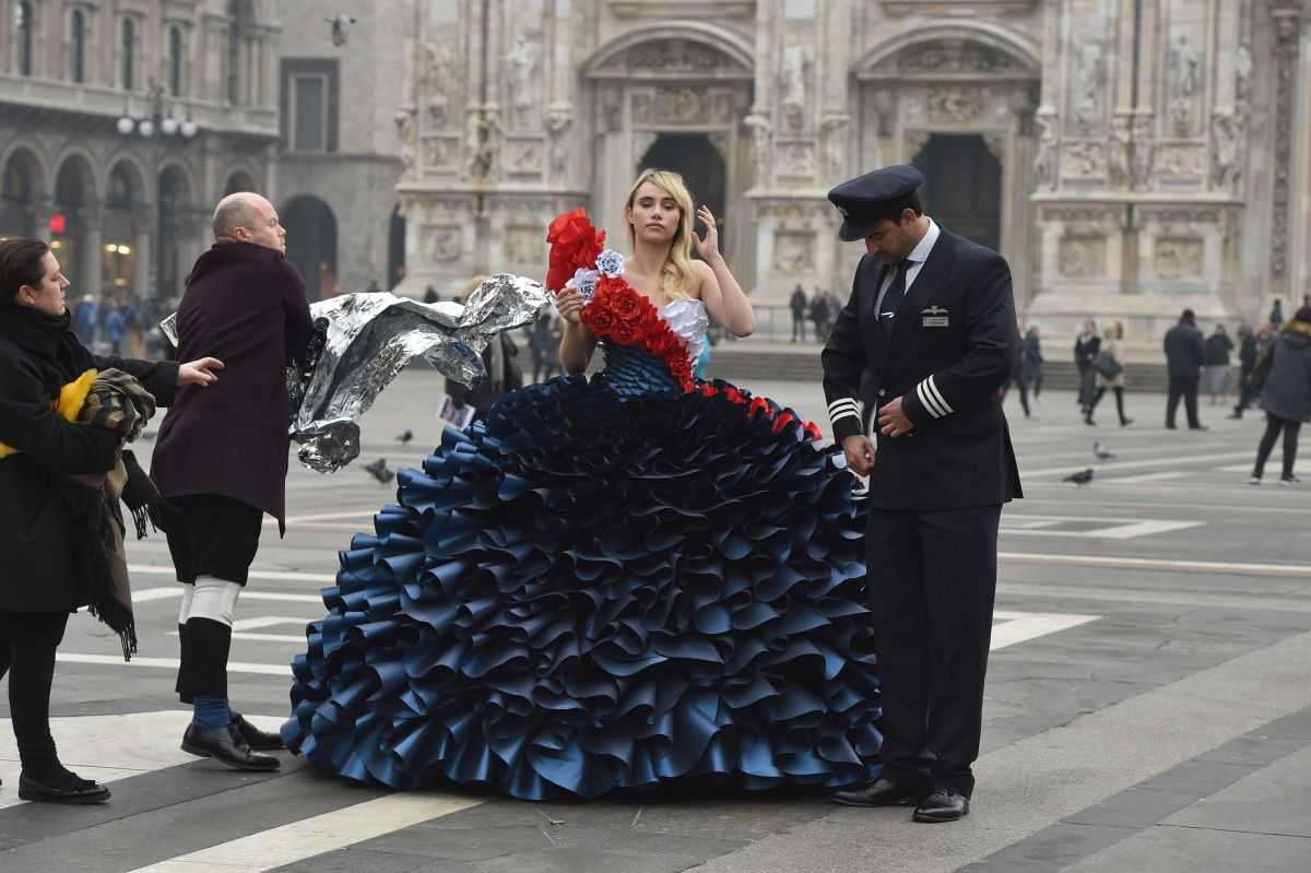 Suki-Waterhouse-on-the-Set-of-British-Airways-Advertising-Campaign-in-Milan-7
