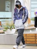Vanessa-Hudgens-and-Stella-Hudgens-Arriving-to-SoulCycle-1
