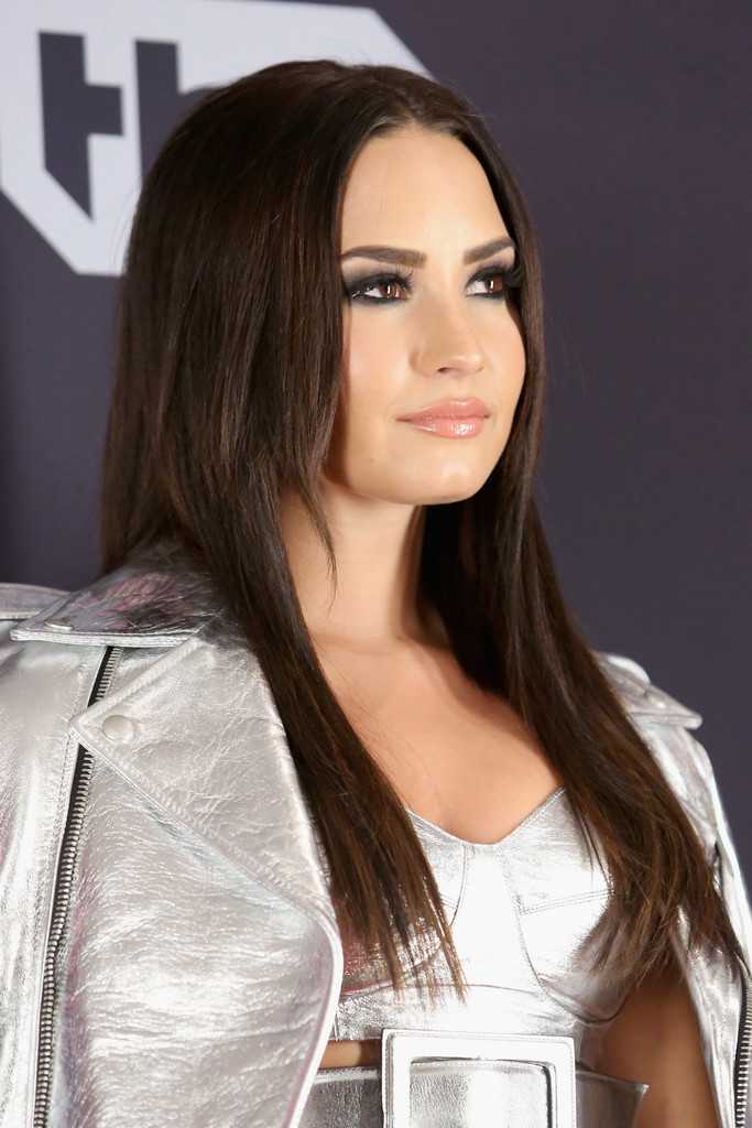 Demi-Lovato-2017-iHeartRadio-Music-Awards-in-Inglewood-9