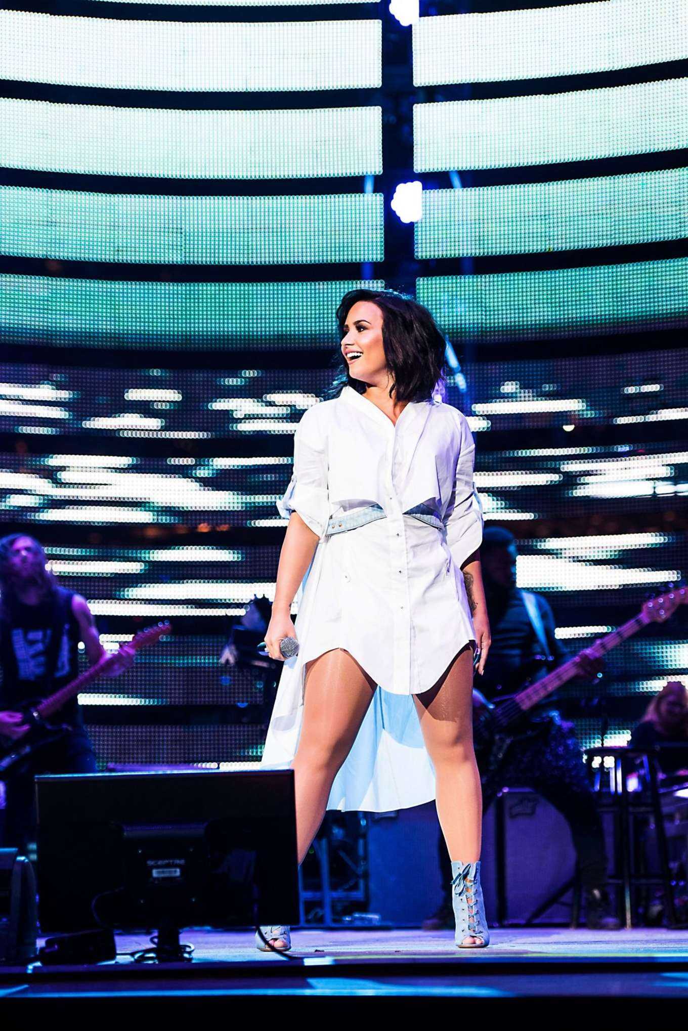 Demi-Lovato-305