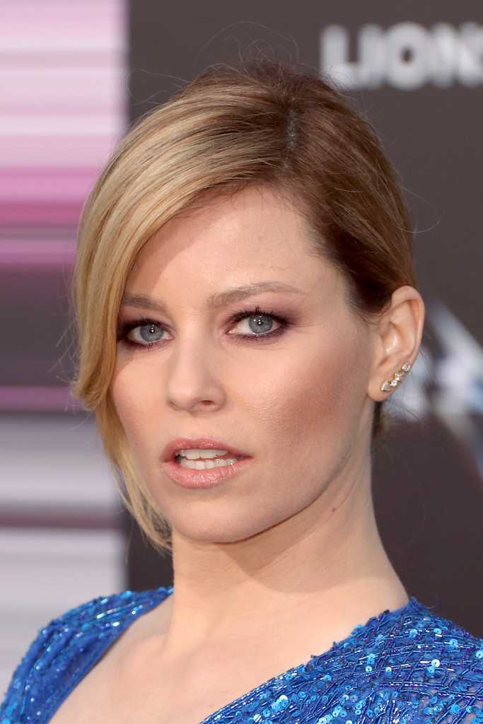 Elizabeth-Banks-at-the-Premiere-of-Power-Rangers-in-LA-5