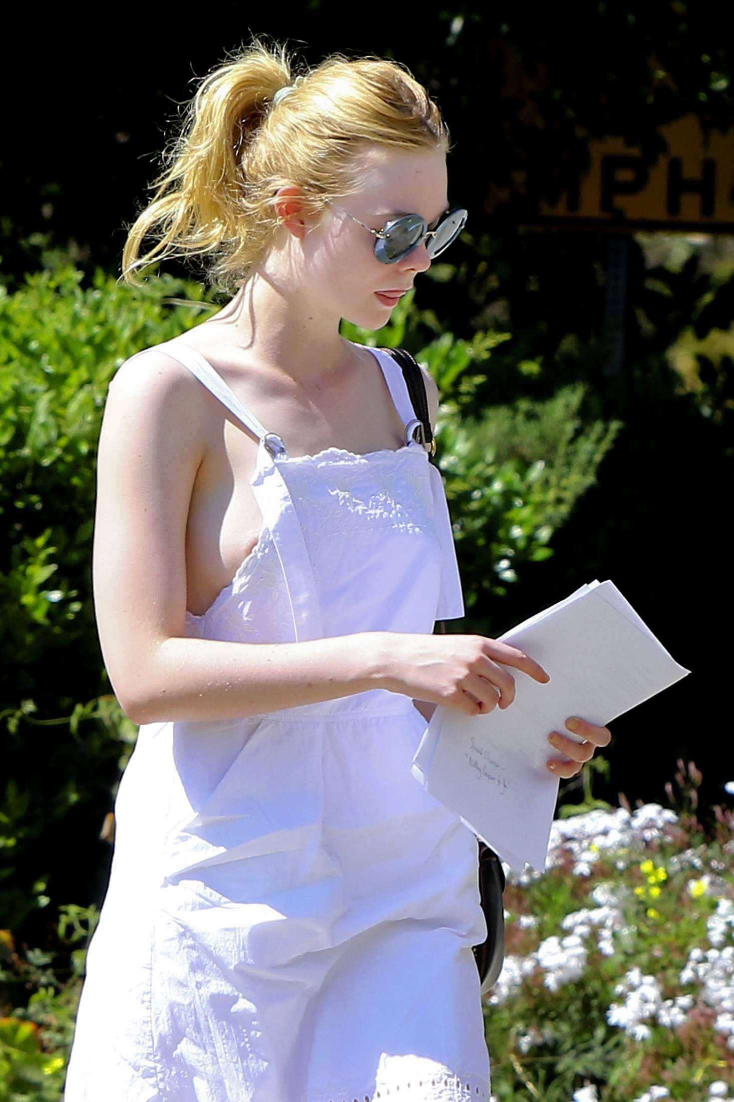 Elle-Fanning-Areola-6