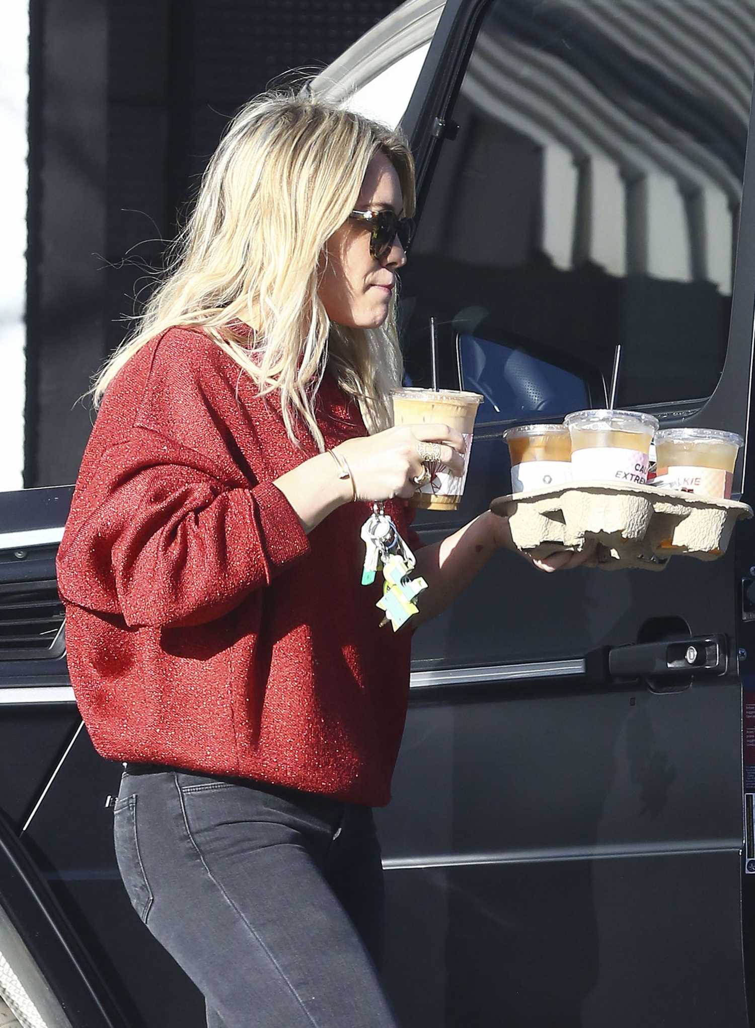 Hilary-Duff-at-Alfred-Coffee-in-Studio-City-1
