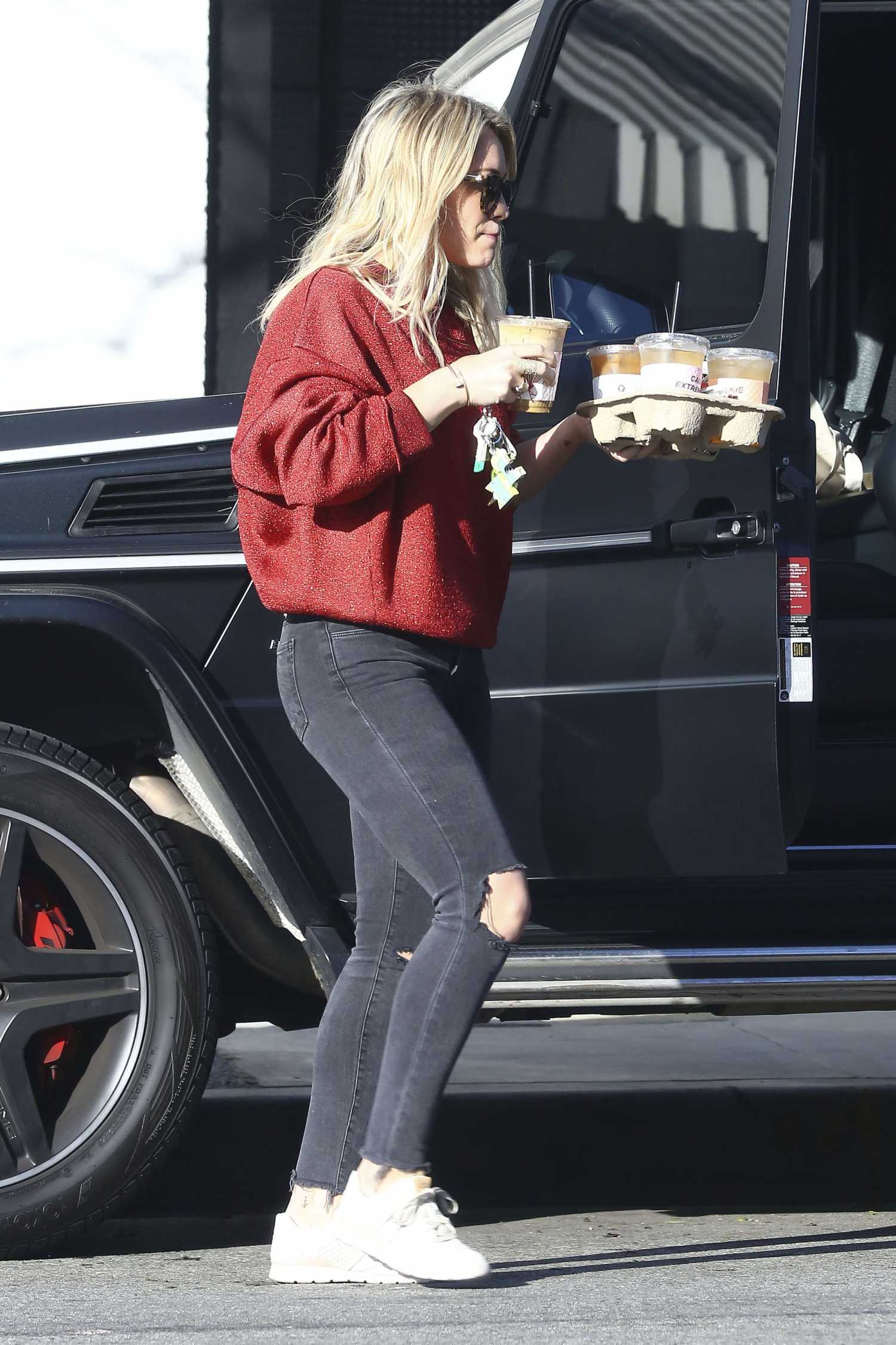 Hilary-Duff-at-Alfred-Coffee-in-Studio-City-4
