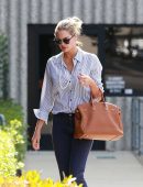 Kate-Upton-Booty-in-Jeans-4
