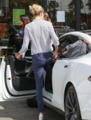 Kate-Upton-Booty-in-Jeans-5