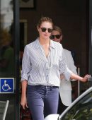 Kate-Upton-Booty-in-Jeans-8