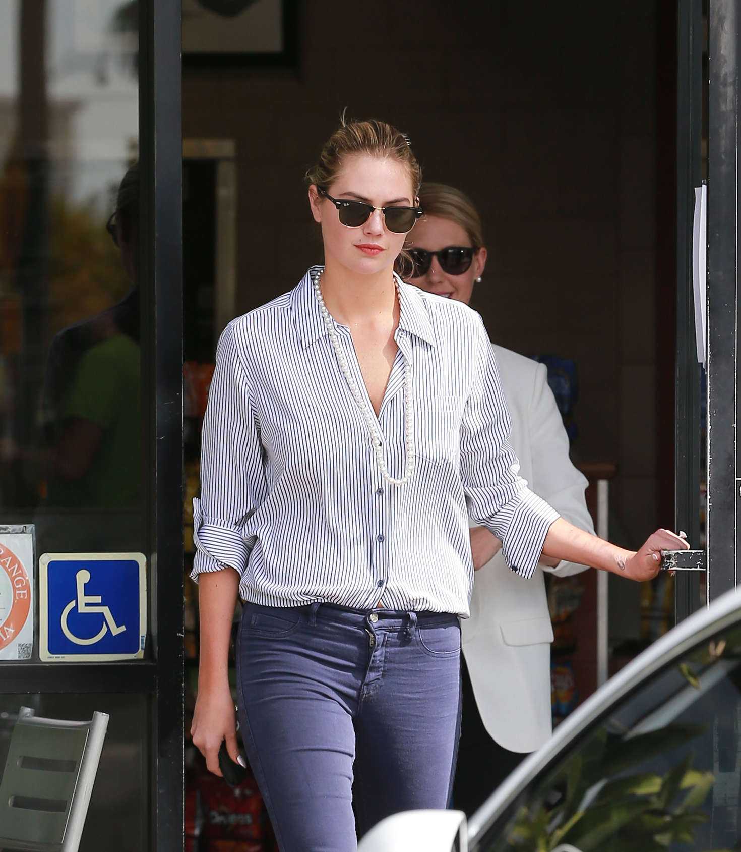 Kate-Upton-Booty-in-Jeans-8