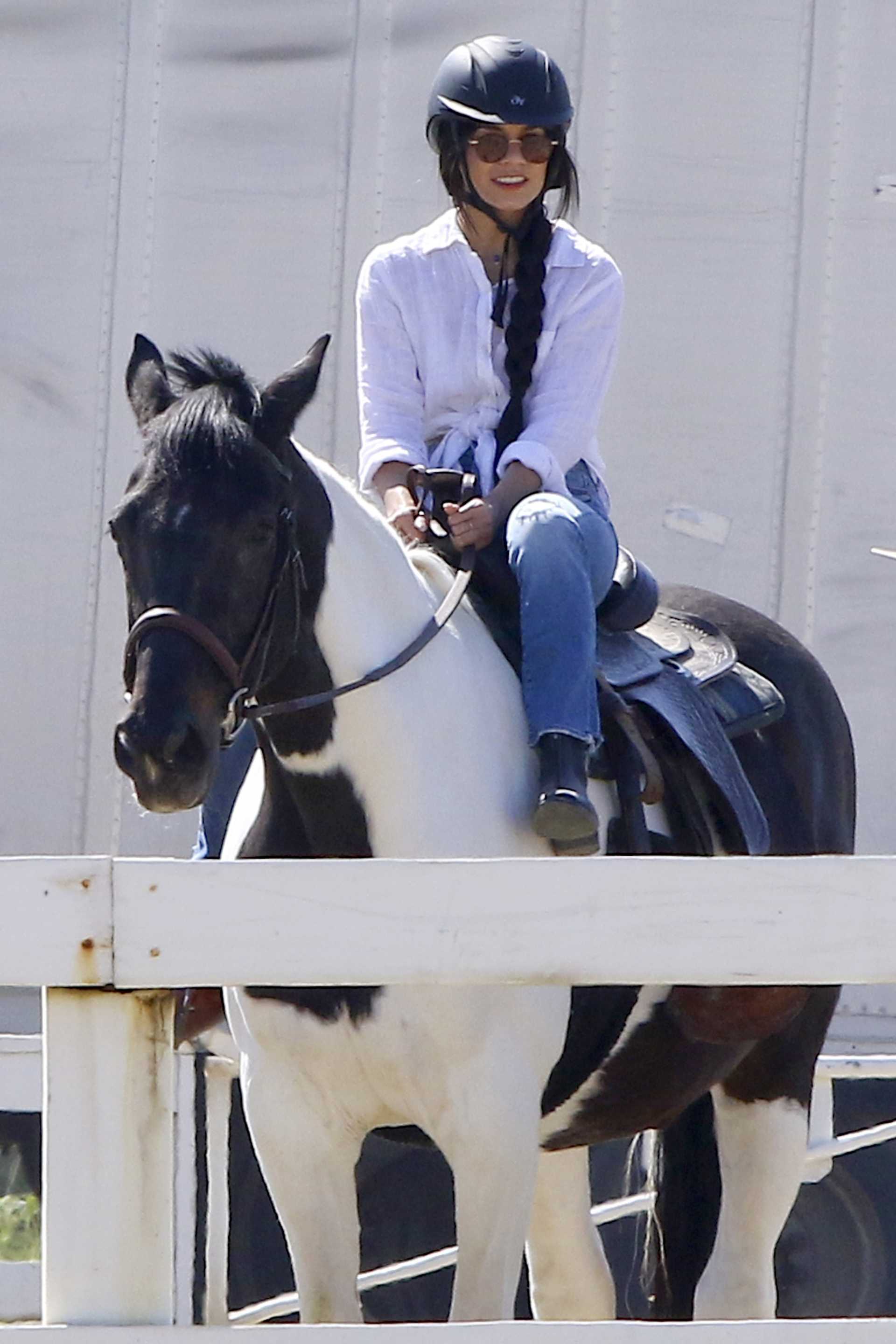 Vanessa-Hudgens-Riding-a-Horse-10