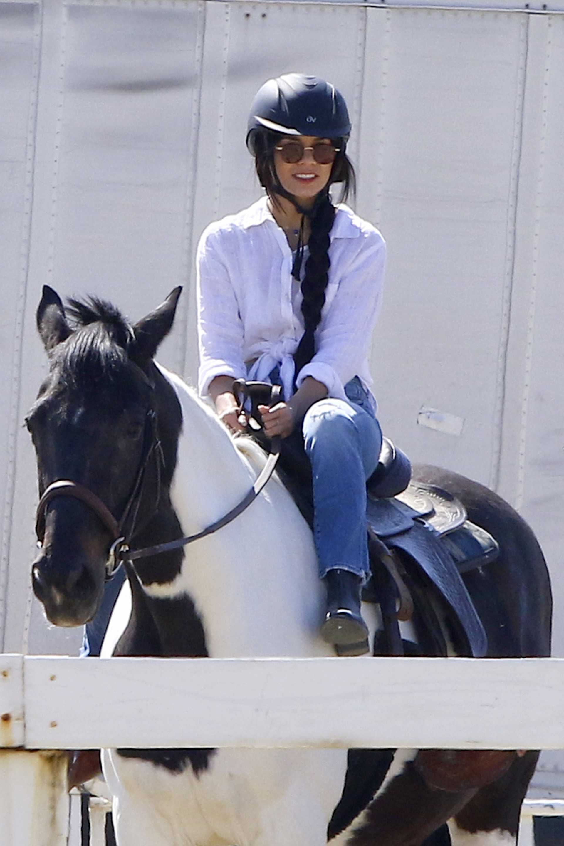 Vanessa-Hudgens-Riding-a-Horse-8