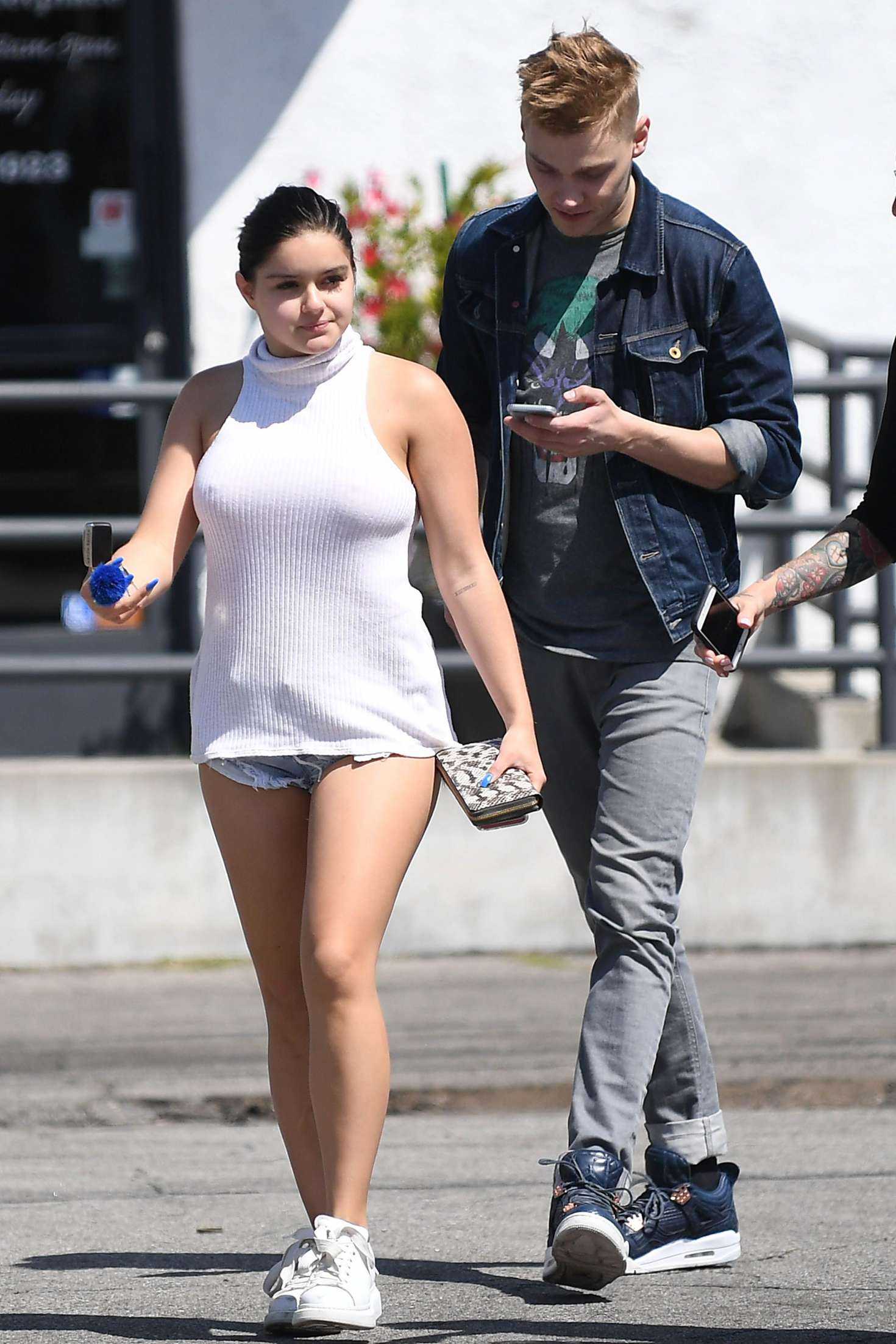 Ariel-Winter-111