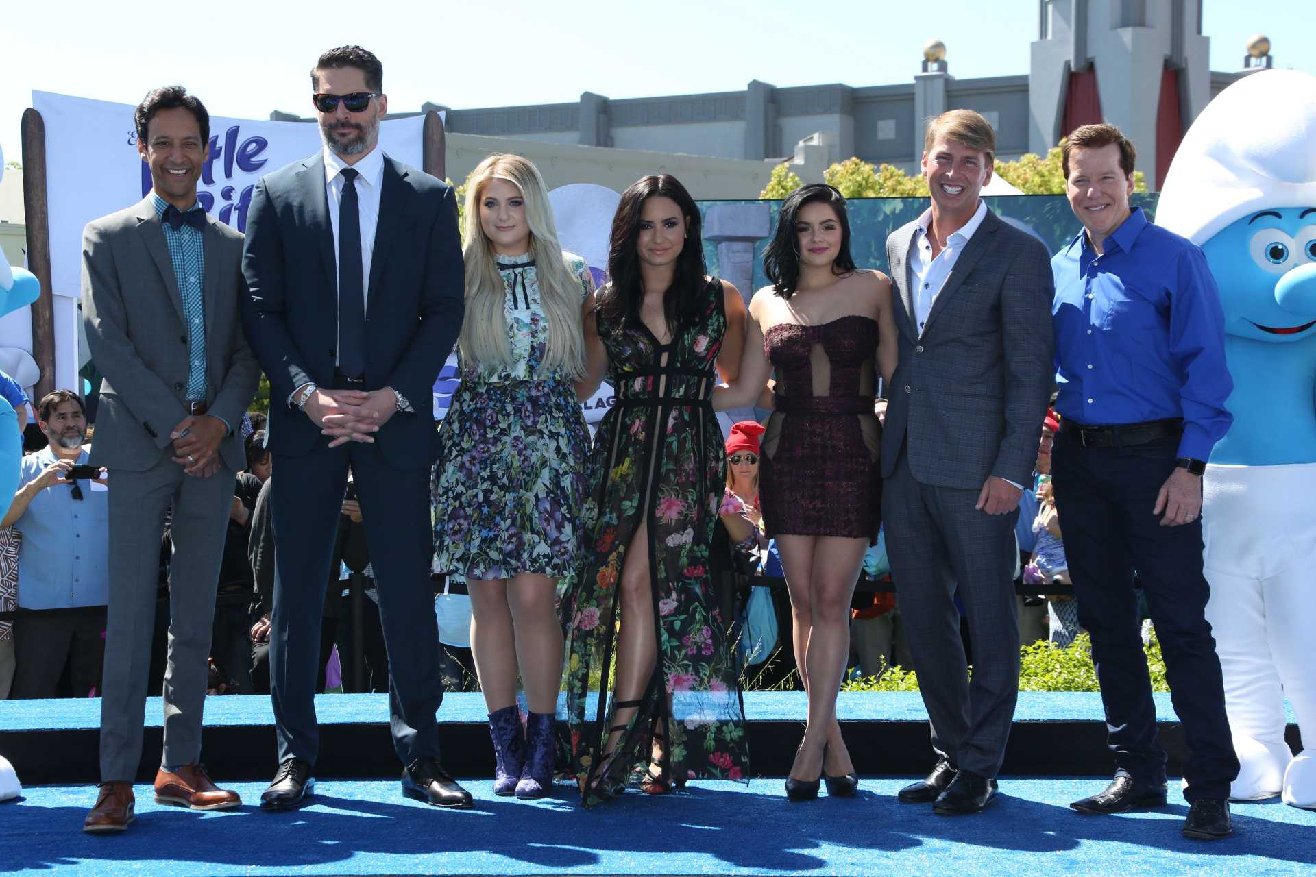 Demi-Lovato-at-Premiere-of-Smurfs-The-Lost-Village-LA-6