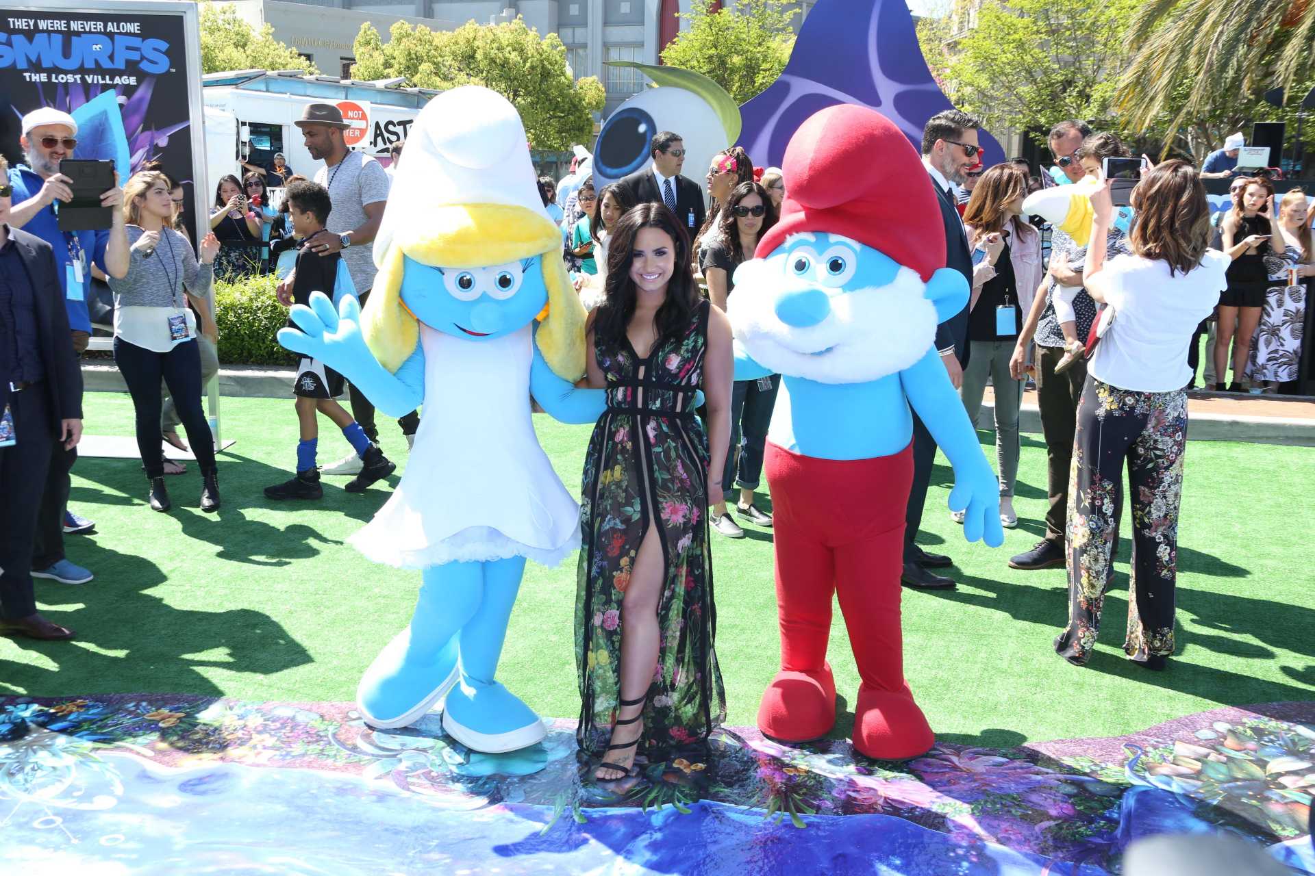 Demi-Lovato-at-Premiere-of-Smurfs-The-Lost-Village-LA-9