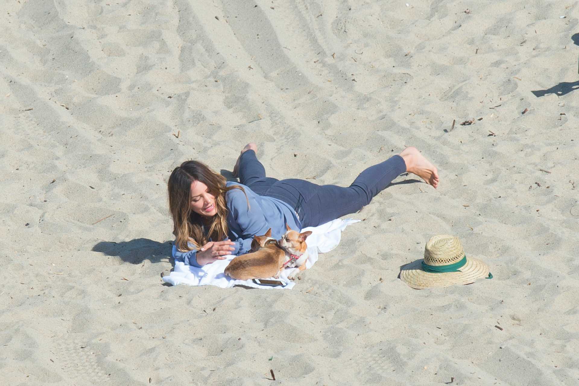 Katharine-McPhee-on-the-Set-of-Scorpion-in-Malibu-6