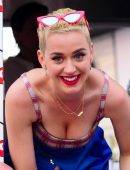 Katy Perry Out and About, Giving Out Pies in New York