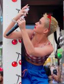 Katy Perry Out and About, Giving Out Pies in New York