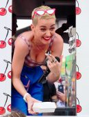 Katy Perry Out and About, Giving Out Pies in New York