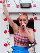 Katy Perry Out and About, Giving Out Pies in New York