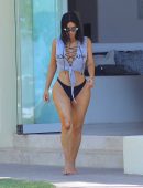 Kim-Kardashian-and-Kourtney Kardashian-110