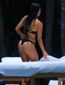 Kim-Kardashian-and-Kourtney Kardashian-111