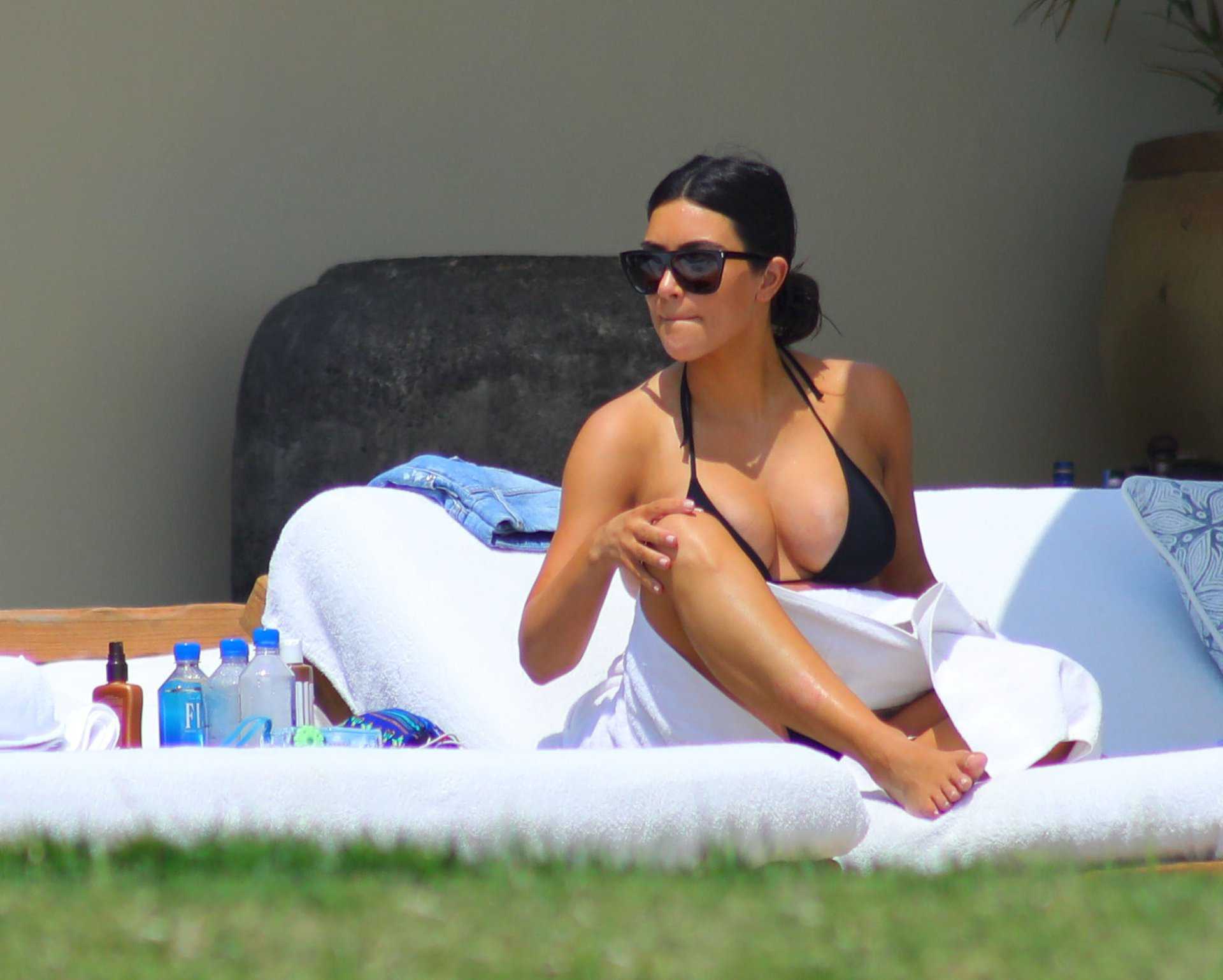 Kim-Kardashian-and-Kourtney Kardashian-113