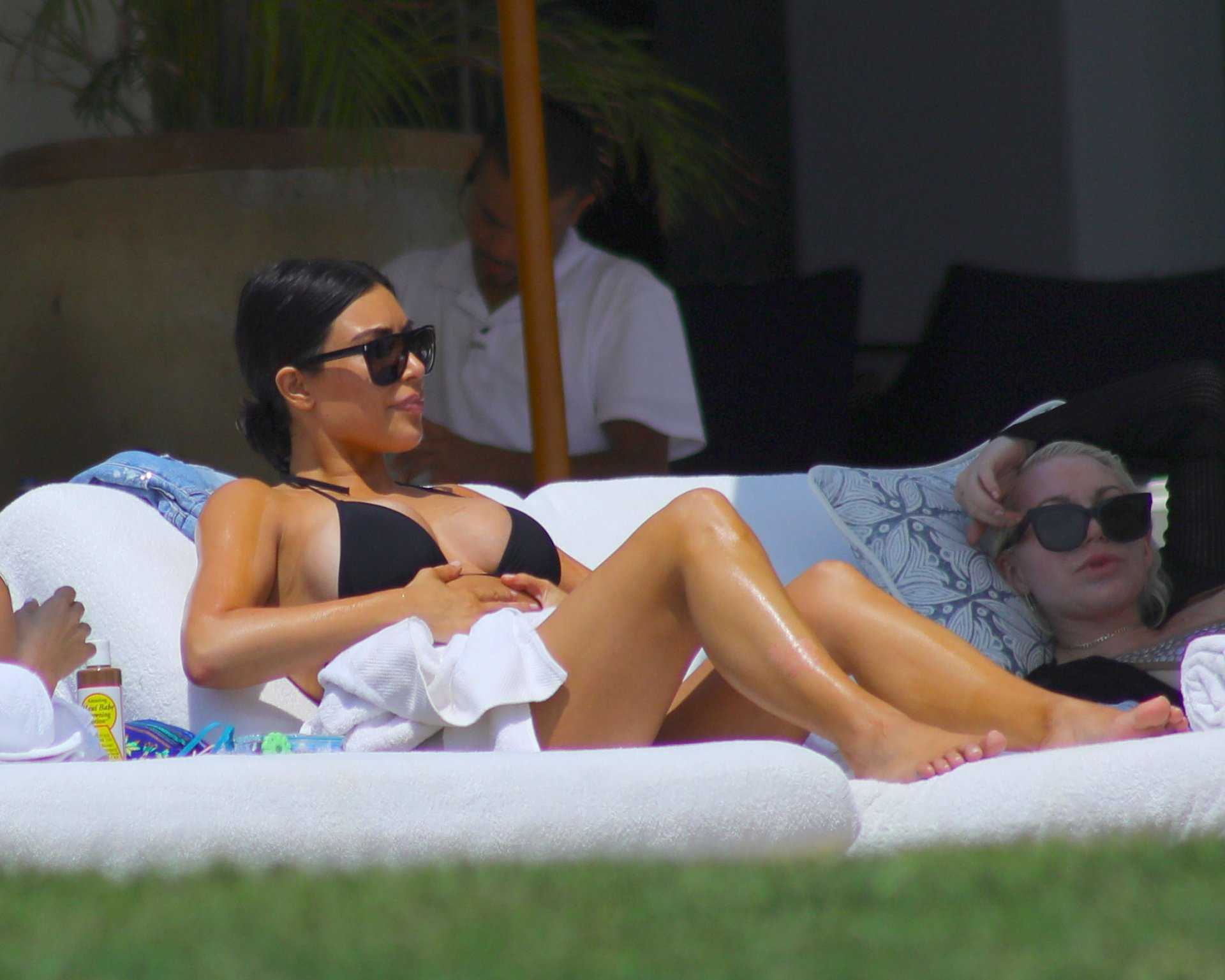 Kim-Kardashian-and-Kourtney Kardashian-114