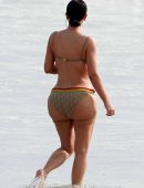 Kim-Kardashian-and-Kourtney-Kardashian-702