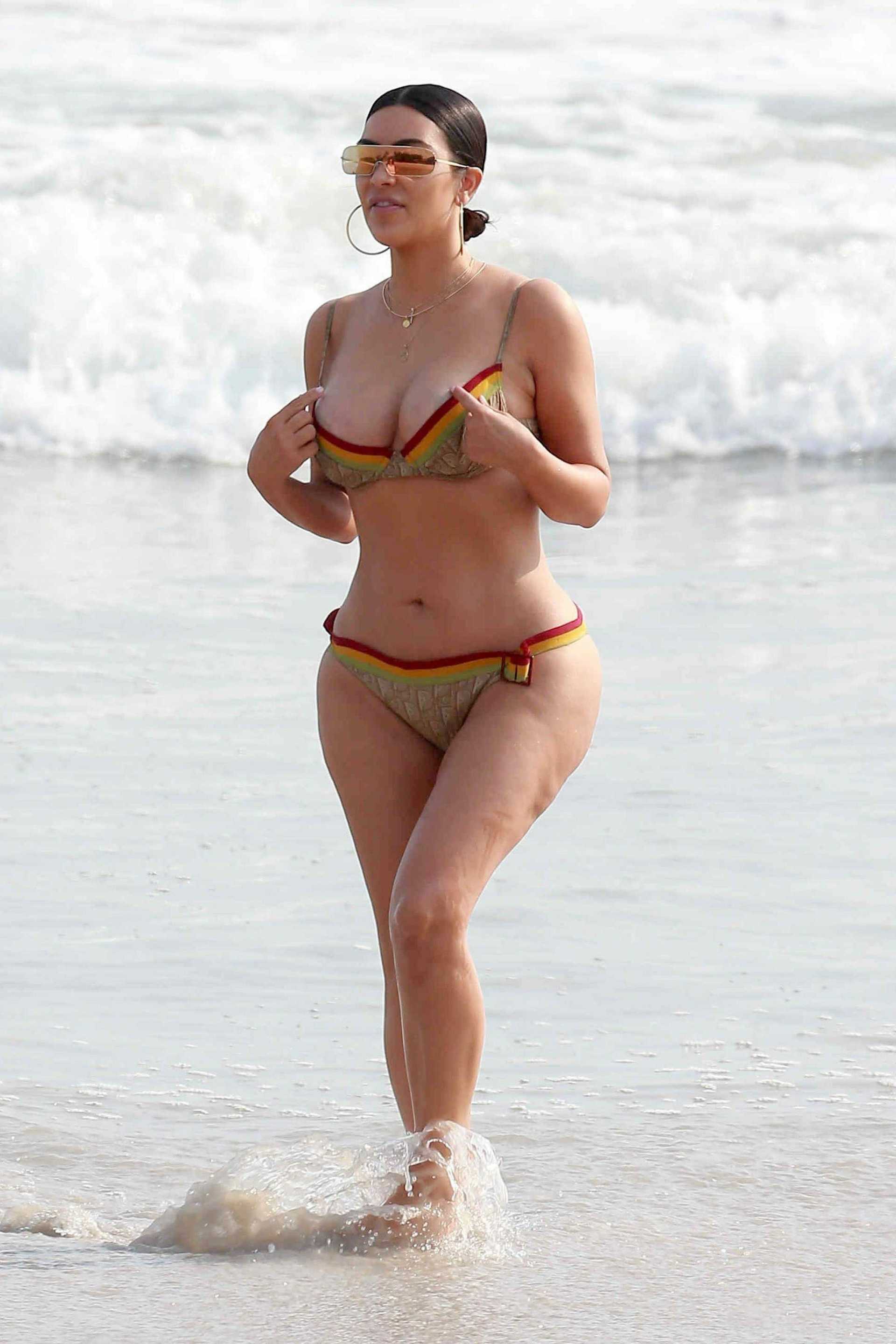 Kim-Kardashian-and-Kourtney-Kardashian-708