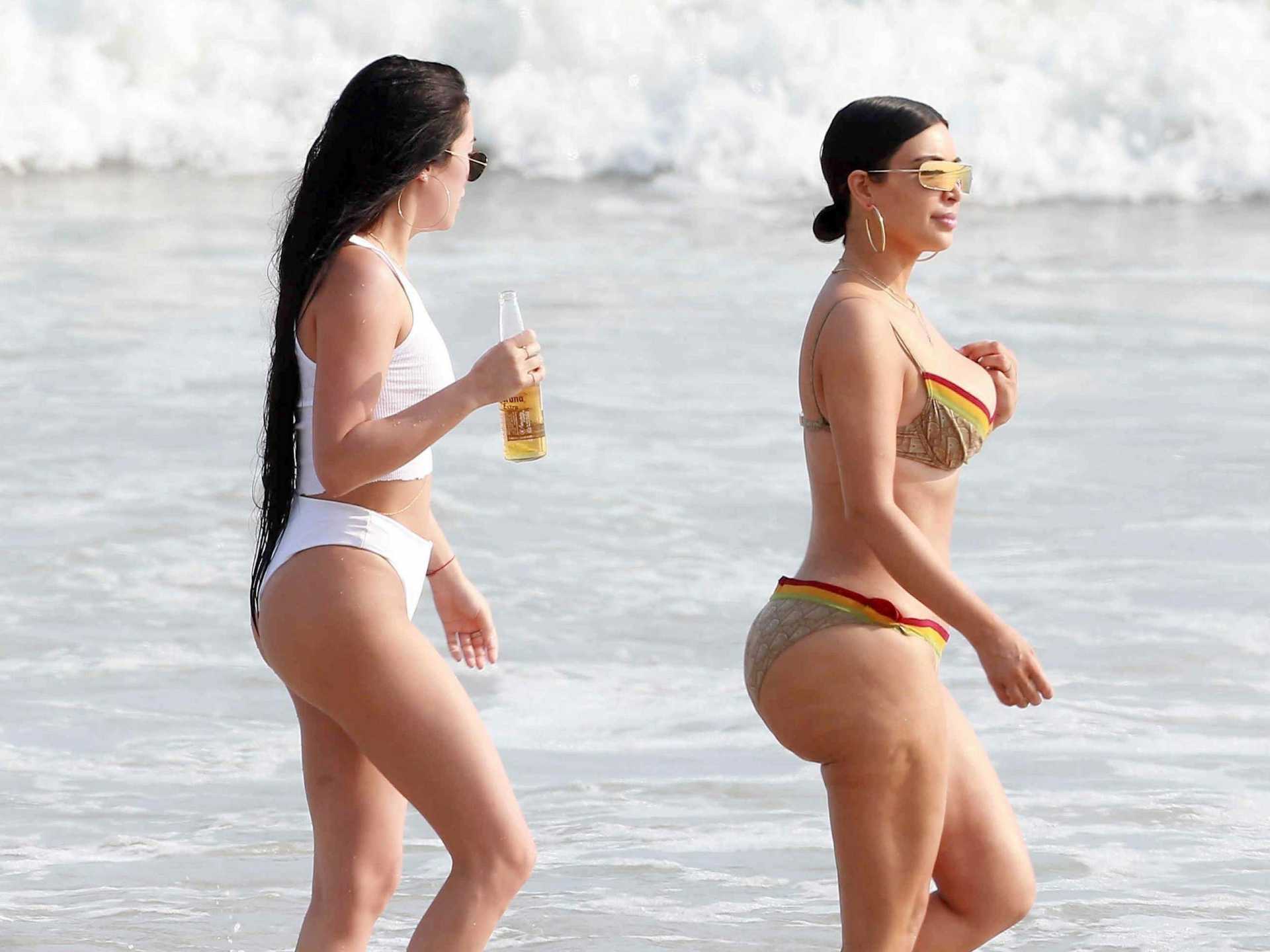 Kim-Kardashian-and-Kourtney-Kardashian-709