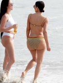 Kim-Kardashian-and-Kourtney-Kardashian-710