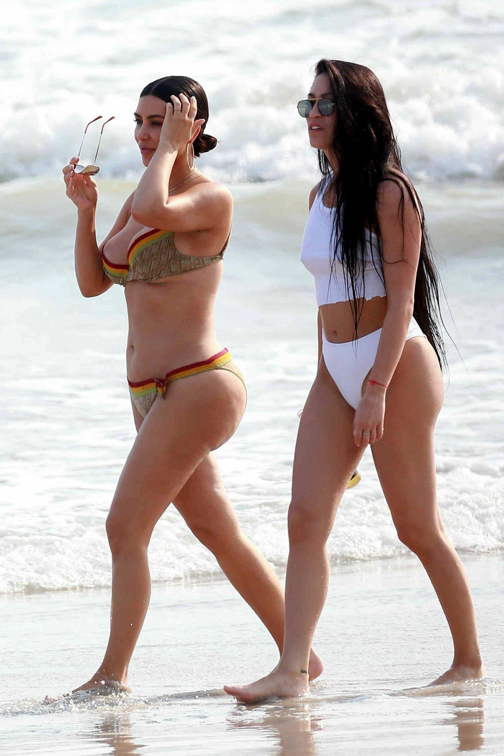 Kim-Kardashian-and-Kourtney-Kardashian-716