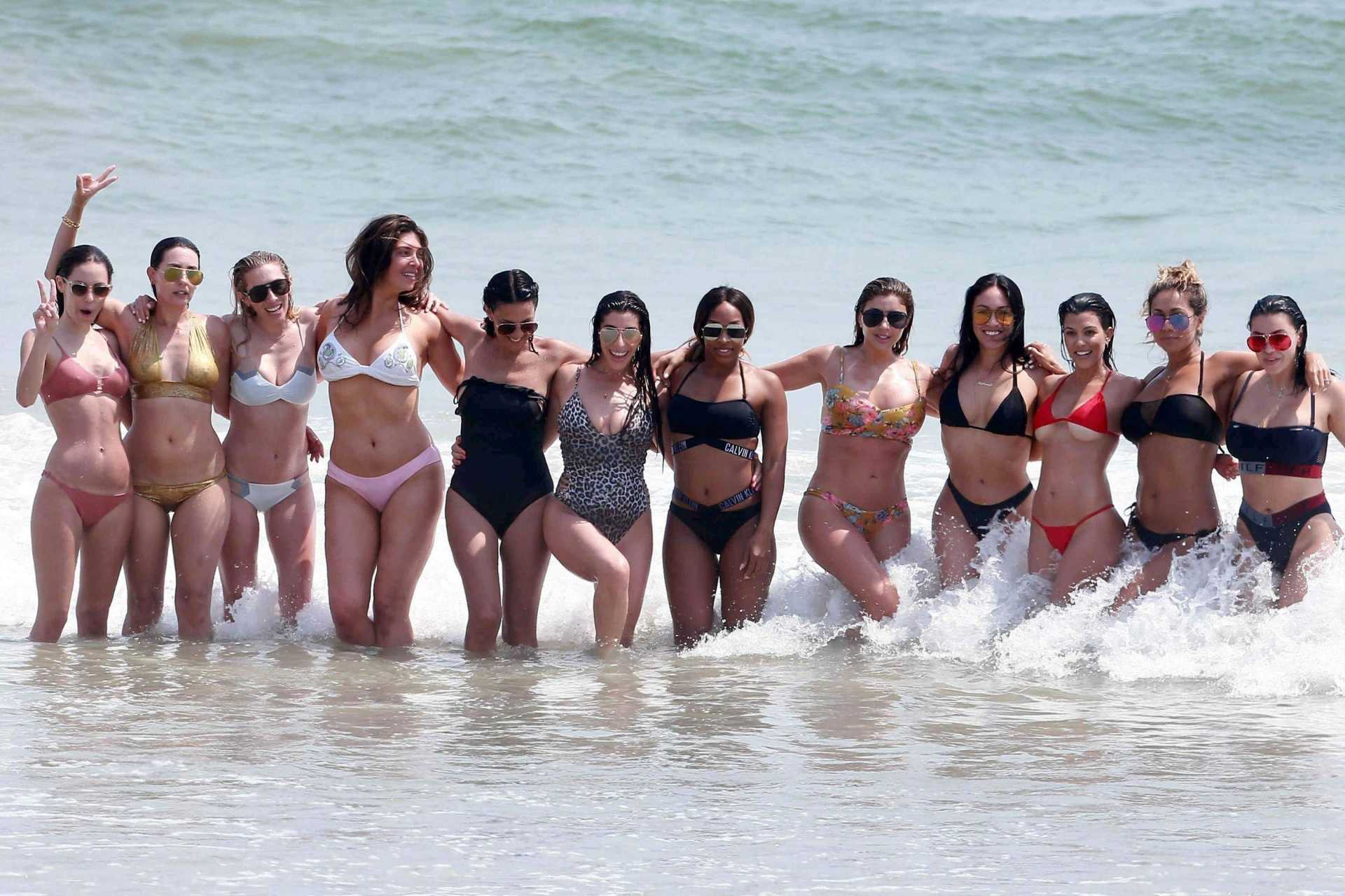 Kim-Kardashian-and-Kourtney-Kardashian-717