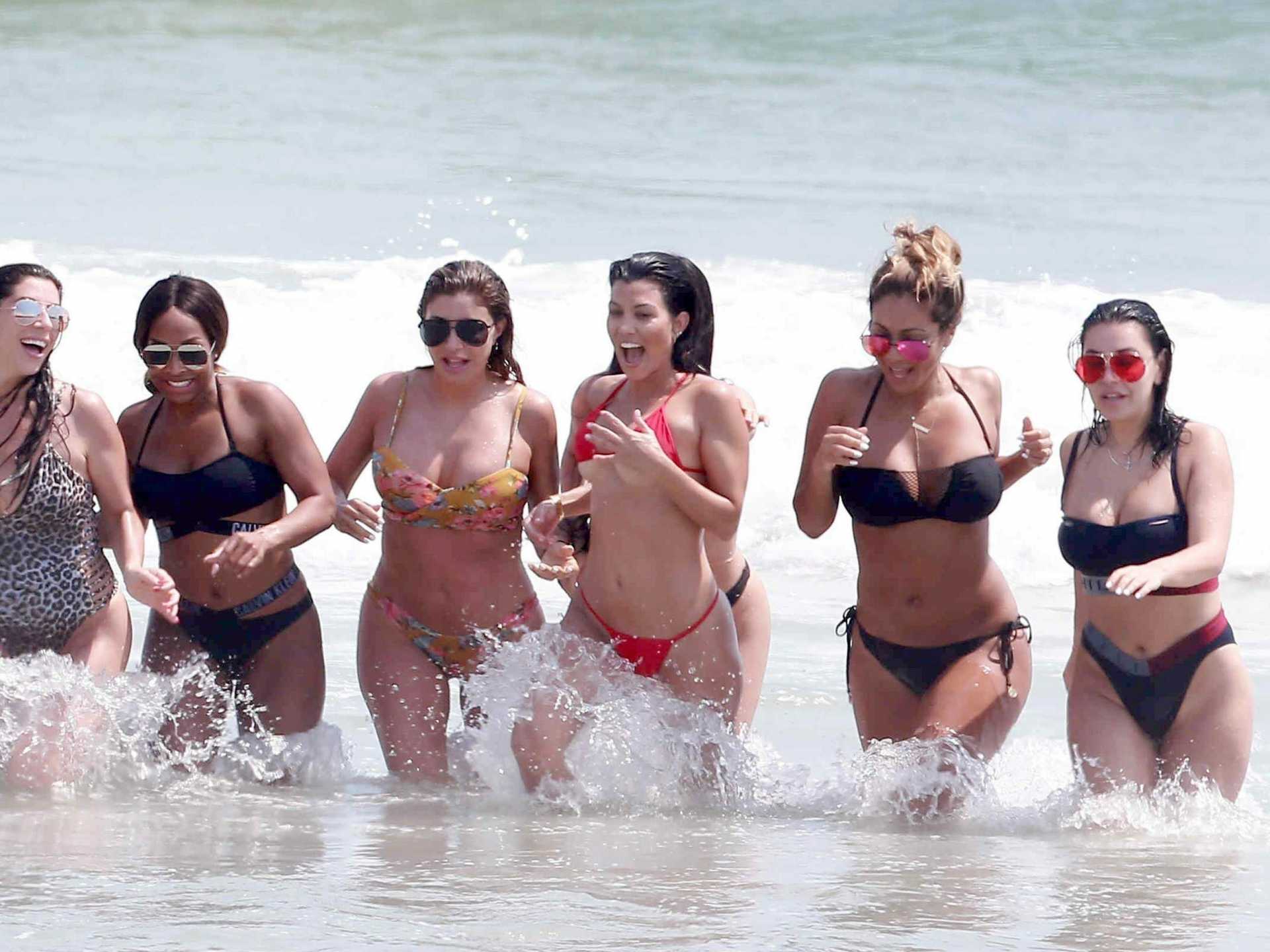 Kim-Kardashian-and-Kourtney-Kardashian-718