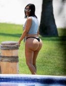 Kim-Kardashian-and-Kourtney-Kardashian-807