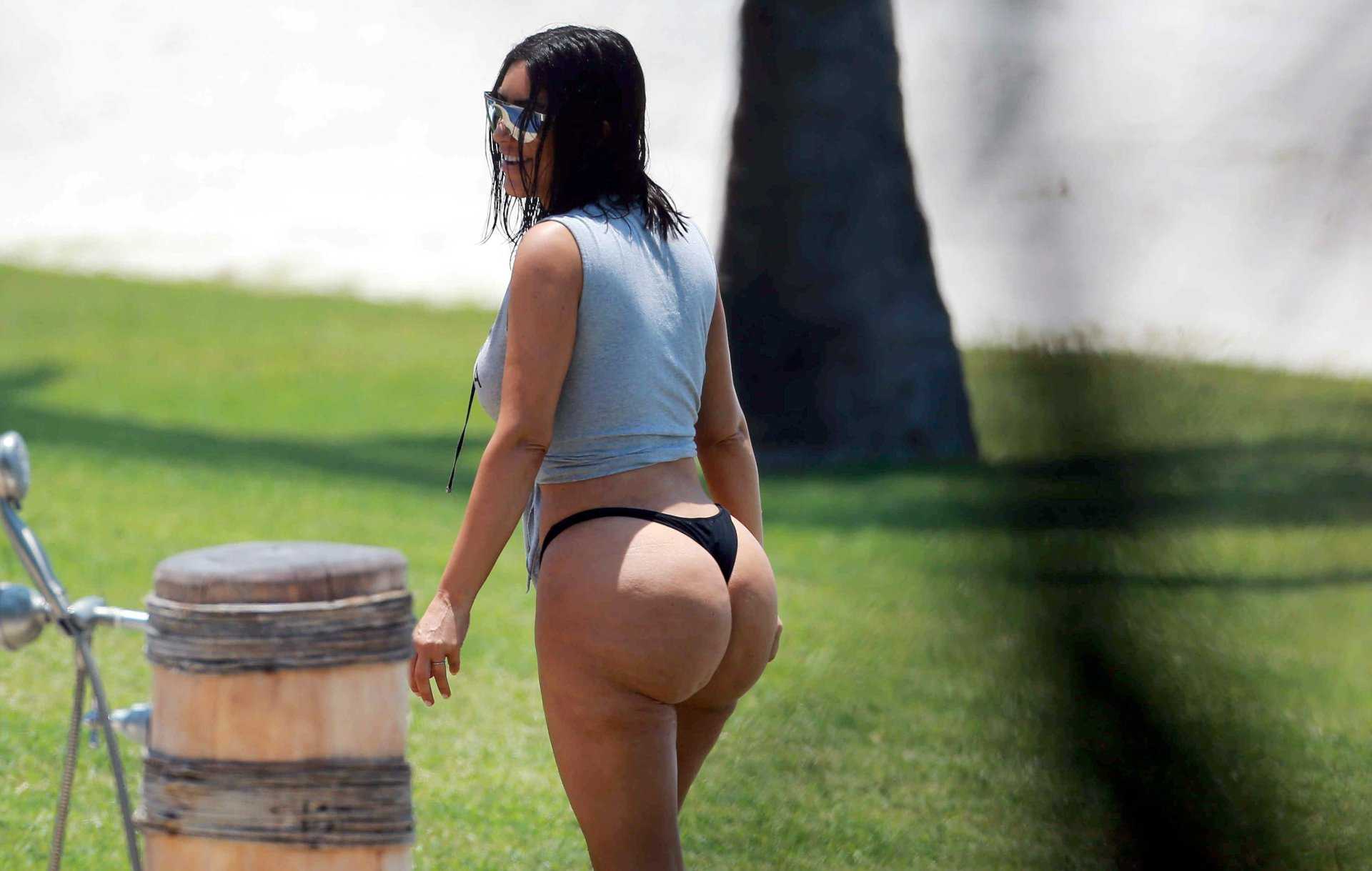Kim-Kardashian-and-Kourtney-Kardashian-808