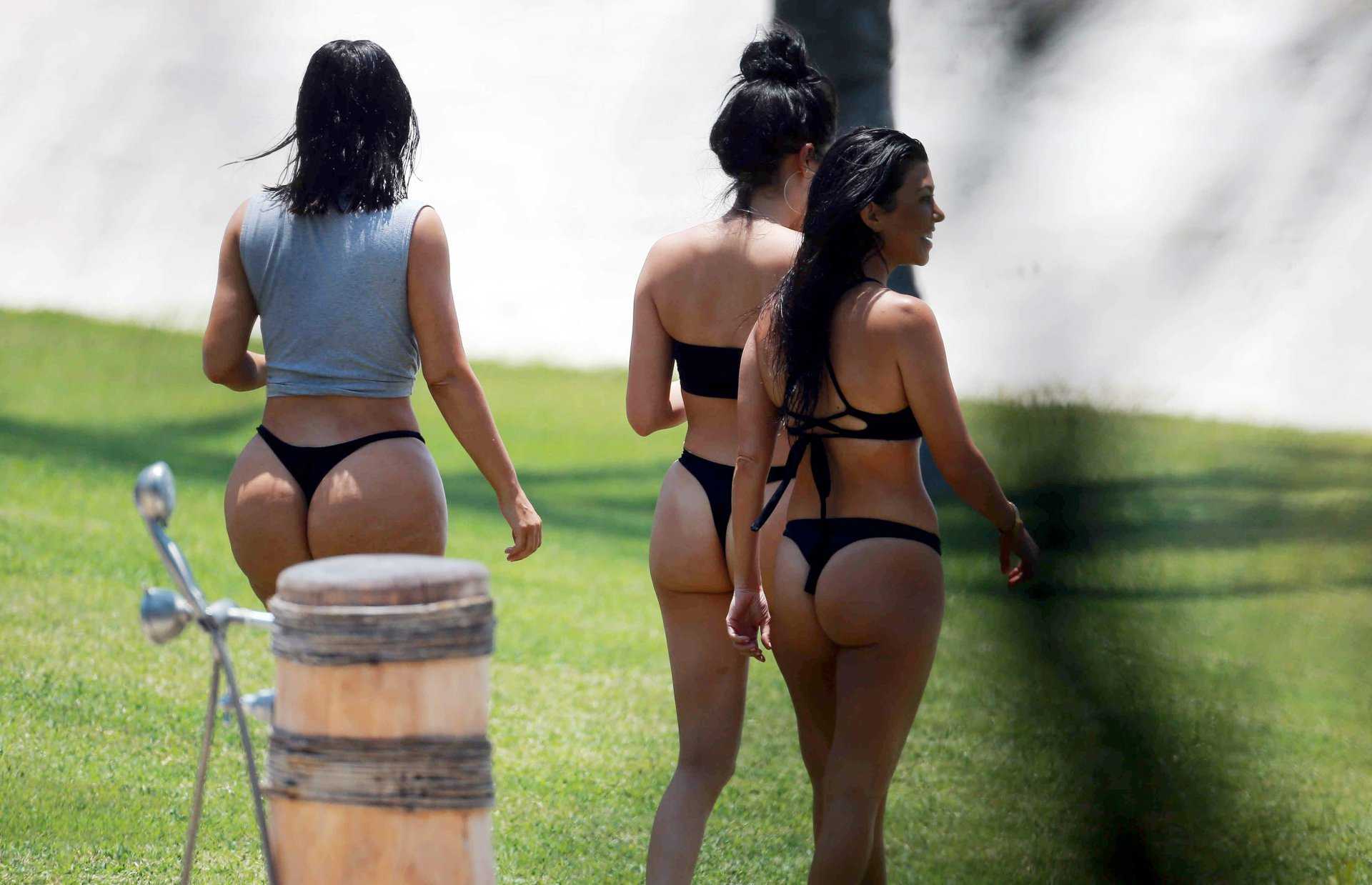 Kim-Kardashian-and-Kourtney-Kardashian-815