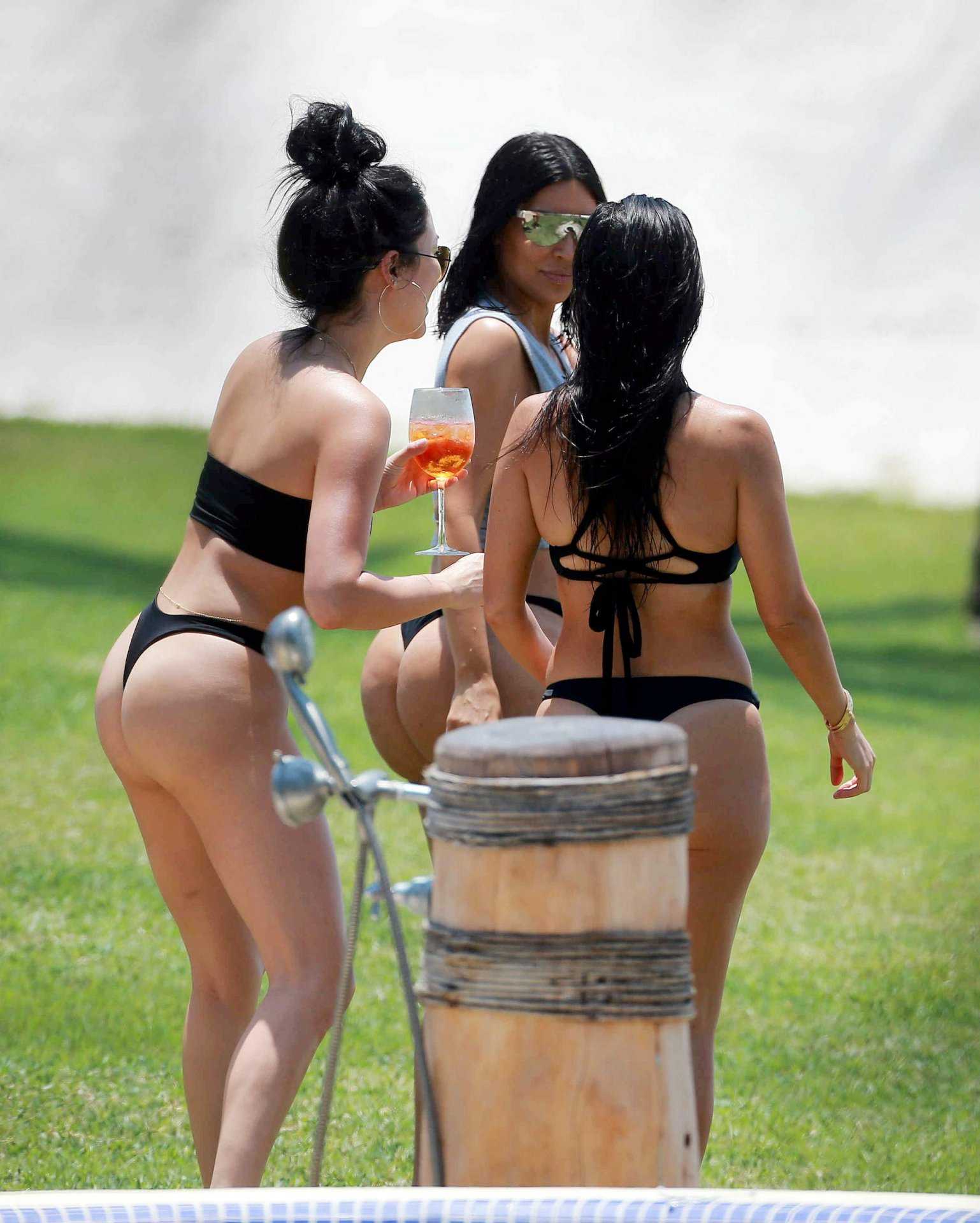 Kim-Kardashian-and-Kourtney-Kardashian-816