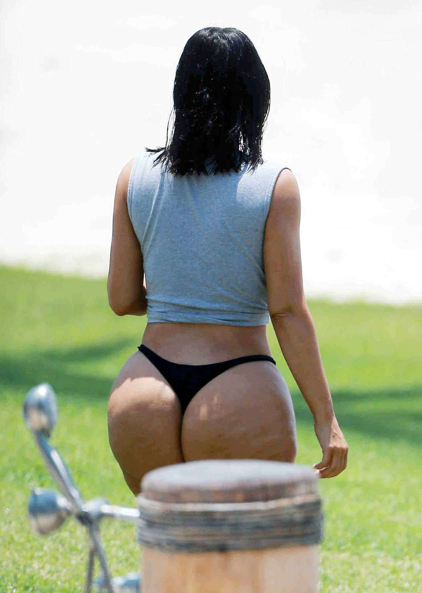 Kim-Kardashian-and-Kourtney-Kardashian-817