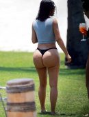 Kim-Kardashian-and-Kourtney-Kardashian-819