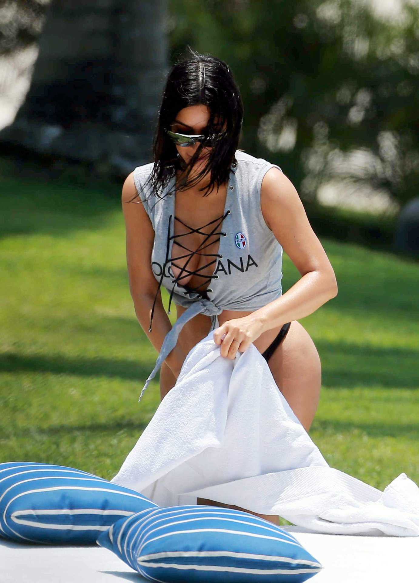 Kim-Kardashian-and-Kourtney-Kardashian-820