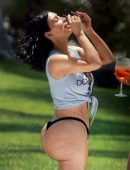 Kim-Kardashian-and-Kourtney-Kardashian-825