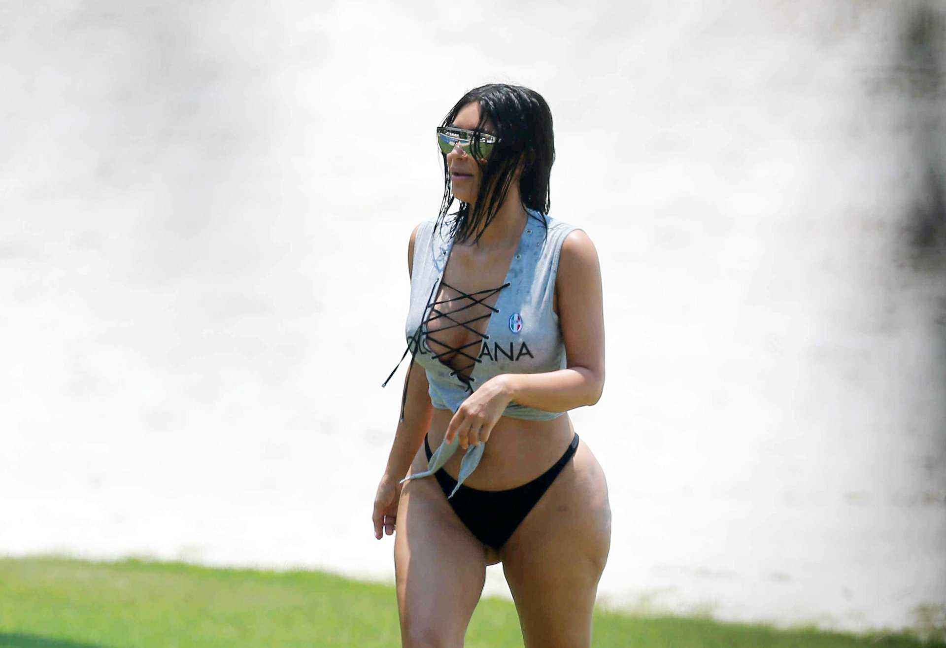 Kim-Kardashian-and-Kourtney-Kardashian-828