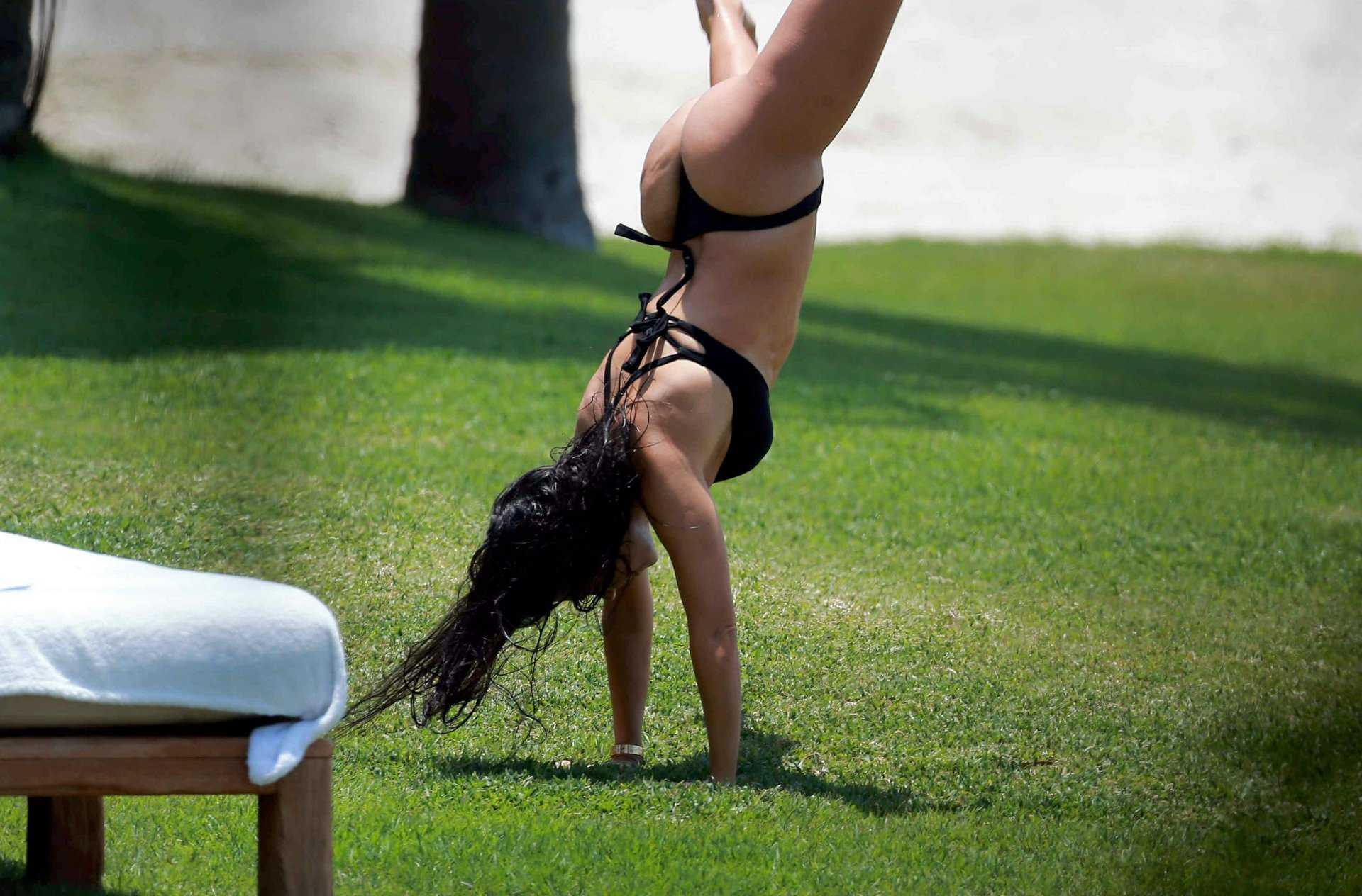 Kim-Kardashian-and-Kourtney-Kardashian-831