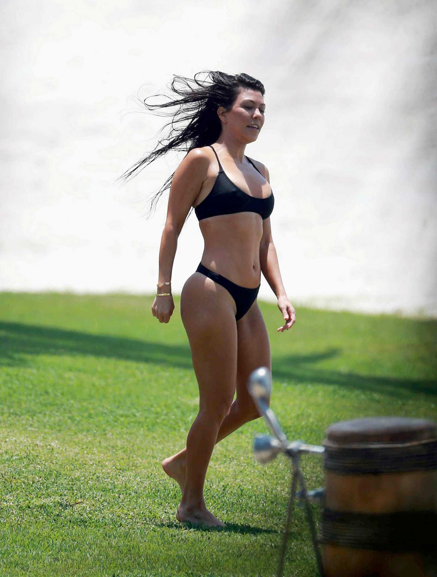 Kim-Kardashian-and-Kourtney-Kardashian-835