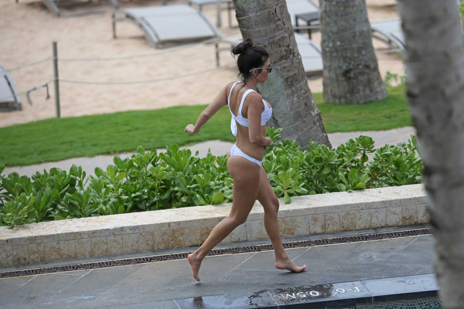 Kourtney-Kardashian-in-Bikini-8