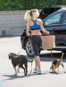 Miley-Cyrus-in-Leggings-walking-her-dogs-1