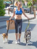 Miley-Cyrus-in-Leggings-walking-her-dogs-2