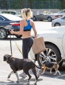 Miley-Cyrus-in-Leggings-walking-her-dogs-5