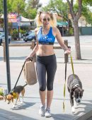 Miley-Cyrus-in-Leggings-walking-her-dogs-6