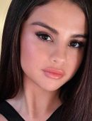 Selena Gomez Carry Bob Haircut after Coachella